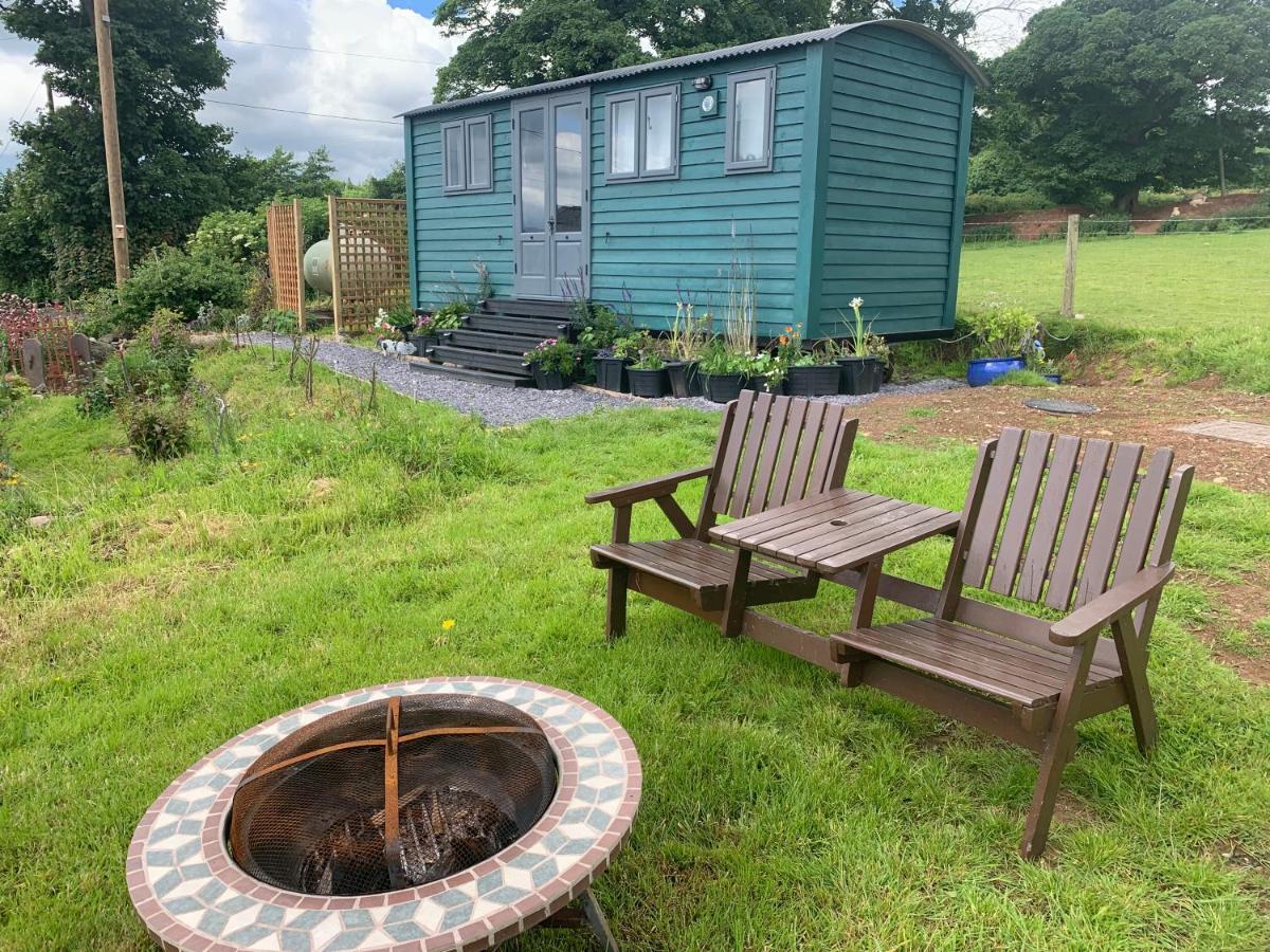 Shepherds Hut With Hot Tub North Wales Anglesey Llanfairpwllgwyngyll