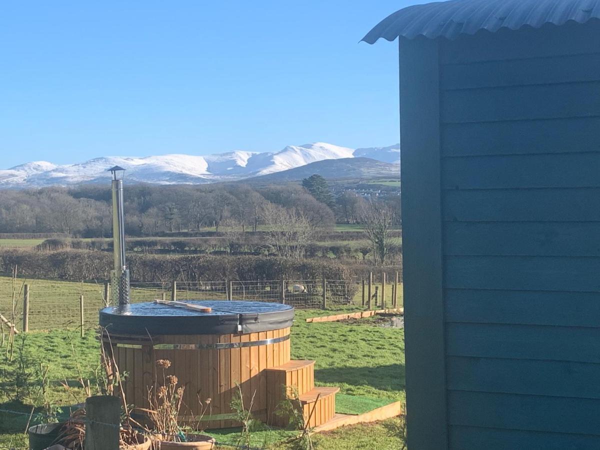 Shepherds Hut With Hot Tub North Wales Anglesey Llanfairpwllgwyngyll