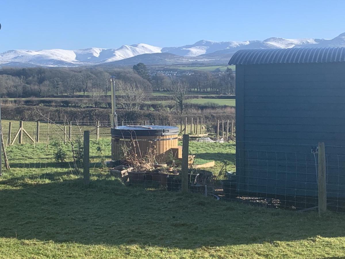 Shepherds Hut With Hot Tub North Wales Anglesey * Llanfairpwllgwyngyll