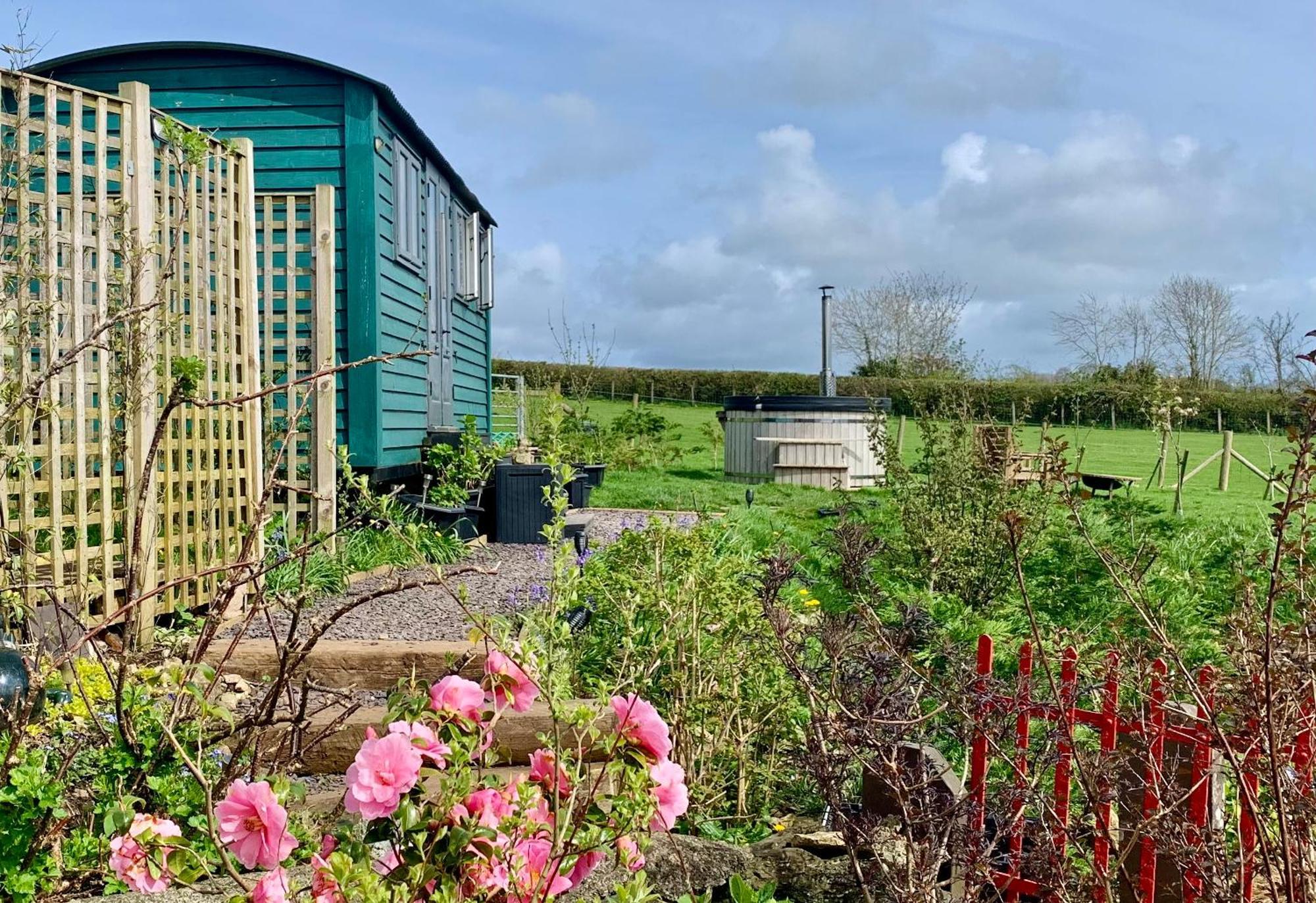 Shepherds Hut With Hot Tub North Wales Anglesey * Llanfairpwllgwyngyll